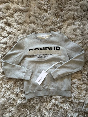 Dondup sweatshirt - Riktigt fet dondup sweatshirt. Inga defekter. Storlek S passar mig perfekt som är 179. Perfekt nu för det varma vädret☀️tag medföljer. Hör av er vid frågor och 20kr rabbat vid köp med PostNord!🤝🤙