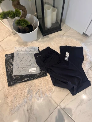 Svarta flares leggings DFYNE - Säljer ett par snygga svarta leggings från DFYNE, modellen Impact Flares i färgen Midnight Black. De har utsvängda ben och är tillverkade i ett stretchigt material som sitter bekvämt. Perfekta för dig som gillar trendiga och bekväma byxor. De är helt nya! Små i storlek så passar de som bär M också 