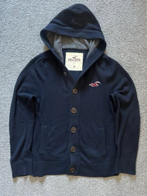 Vintage Stickad Hollister Cardigan - Mycket snygg stickad cardigan | Storlek M/S | Mycket bra skick | Längd≈66cm, bredd armhåla-armhåla ≈ 48cm | Modell 175cm, 68kg