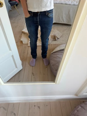 Nudie jeans - Säljer ett par Nudie Jeans i model Grim Tim, storleken är W27 L L30. De är i god skick. Jag på bild är 178 och väger 63 kg.