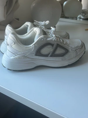 Vita skor - Hej säljer nu mina skor eftersom att de inte passar mig. De är i bra skick och pris kan diskuteras vid snabb affär