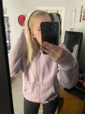 The North Face lila tröja - The North Face tröja i färgen lila och storlek XL aldrig använd o är helt ny 