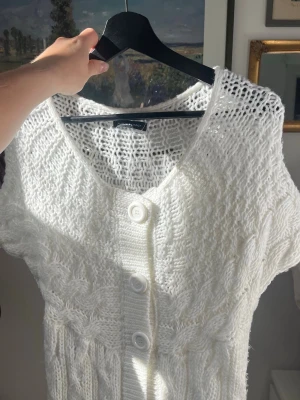Stickad kofta - Vit stickad kofta med stora knappar. Made in Italy. One size. Skulle säga att den passar S till L💕 30% ull 70% akryll