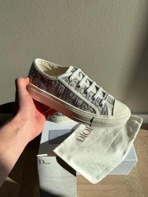 Dior skor  - Säljer dessa dior skorna. De är helt nya, storlek 38 :) En perfekt sneaker som kan användas varenda dag, hör av er vid frågor!