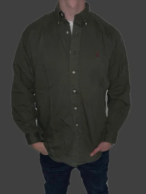 Mörkgrön skjorta från Ralph Lauren - Mörkgrön skjorta från Ralph Lauren i storlek S. Sitter mer som en M.  Fint skick till ett bra pris. Däremot finns det några få fläckar som knappt syns. Därav ett lägre pris.Nypris: 1995kr. Mitt pris: 199kr. Vid frågor eller funderingar, tveka inte att höra av dig.