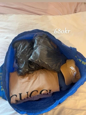 Klädpaket  - Säljer ett klädpaket som innehåller endast märkeskläder i mycket fina skick för en bra summa! 