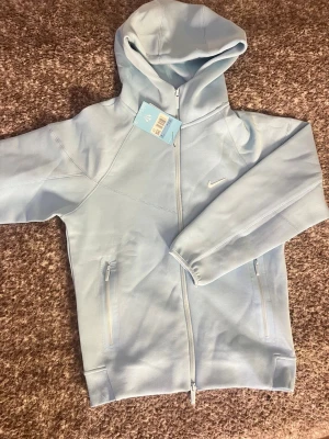 Nike Nocta Tech Fleece - Helt ny & Oanvänd ✔️, Kommer med tags 🏷, Storlek M passar även som S ✔️, Skickas inom 1 dag 🚀, kontakta för mer info ☺️