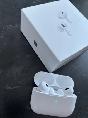 Apple AirPods Pro (2nd Gen)  Nya  - Som rubriken lyder säljer jag mina Apple AirPods Pro (2nd Gen) nya oanvända  Köpta förra sommaren och har legat sedan dess i lådan. Säljer dom för att dom inte kommer till användning då jag använder headset. Nypris betalde jag 2499:-