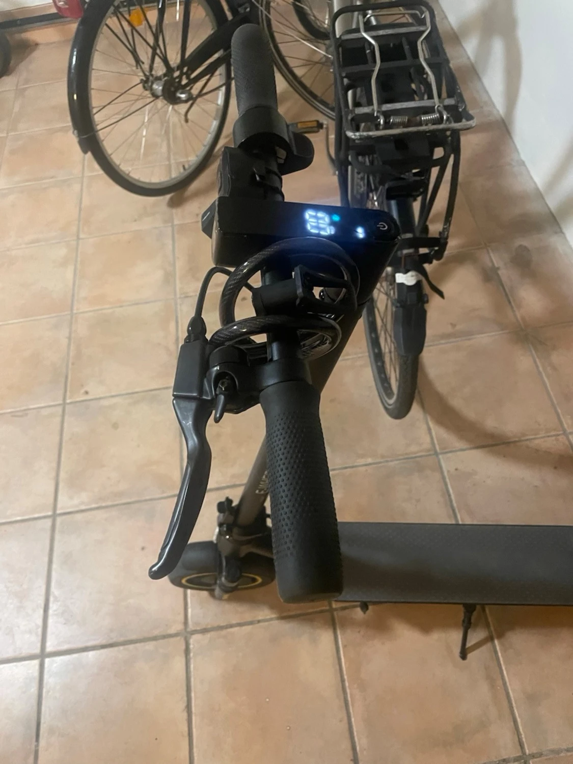 Svart elscooter med digital display - 1
