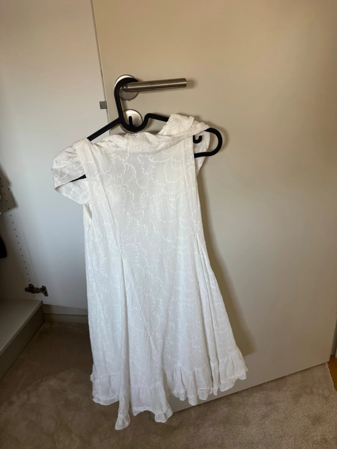 Vit omlottklänning med volang Zara