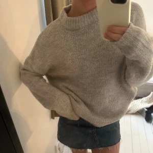 Ljusgrå oversized stickad tröja - Mysig ljusgrå stickad tröja med oversized passform och bred ribbad polokrage. Använt fåtal gånger. Det står att den är i storlek xs/s men jag tycker att den är rätt stor i storleken💞