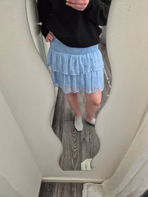 Volangkjol - Blå volangkjol med mönster💙 Inga tecken på användning, säljs pga att den inte används