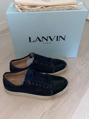 Mörkblå lanvins - Jag säljer mina asfeta lanvin cap toe i mörkblå färg. De är extremt snygga och gör dina outfits 100 gånger bättre! De är i väldigt bra skick, självklart äkta. Allt OG ingår, 2 dustbags, snören, boxen och skorna. De är köpta på NK för 5200kr och använda ett fåtal gånger. Det är bara att höra av sig vid frågor eller funderingar!🤩