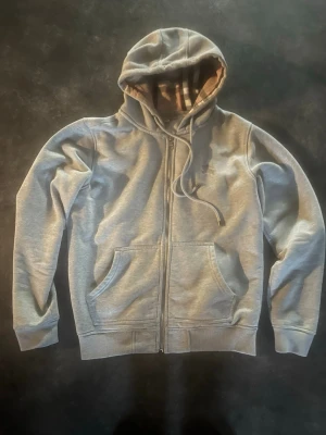 Grå burberry zip  - Säljer en grå burberry zip pga att de är för liten | storlek S | skicket är bra inge skador eller nåt sånt | kan gå ner i pris absolut😁