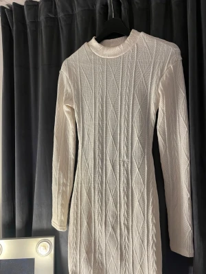 Strandklänning - Så snygg klänning med djup rygg, snygg över bikini men går att ha som vanlig klänning också då den inte är så genomskinlig. Storlek S🤍