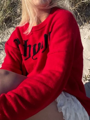 Zadig & Voltaire  - Röd stickad tröja med svart texten 'rhythm' framtill. Superfin och sparsamt använd tröja från Zadig Voltaire 