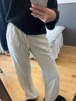 Beiga linnebyxor från Madlady - Säljer ett par beiga linnebyxor från Madlady. De är raka i modellen med fickor framtill och snöre i midjan. Byxorna är i tall modell och jag är ca 174 cm lång som referens. Dom är endast testade🙌🏻☺️