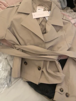 Ginatricot trenchcoat  - Stilren beige trenchcoat från ginatricot, storlek XS Young. Aldrig använd säljer pga för liten för mig💓