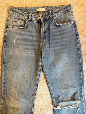 Jeans från Gina Tricot - Säljer ett par snygga jeans från Gina Tricot i storlek 36🩷 Knappt använda och i super bra skick. Säljer eftersom dem är för små😇   Pris kan diskuteras och jag svarar gärna på frågor🙌🙌