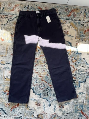 Svarta raka jeans från lager 157 - Snygga svarta jeans från lager157 med raka ben och klassisk femficksdesign. Jeansen har en enkel look med diskreta sömmar och en extra ficka på sidan. Perfekta för dig som gillar en clean och stilren stil.