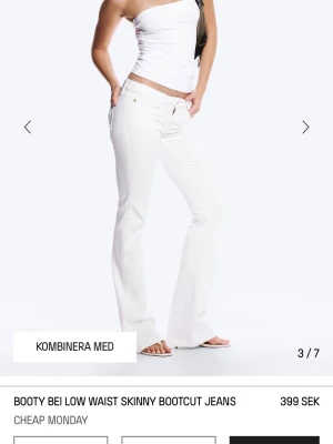 Vita bootcut jeans från Cheap Monday - Snygga vita jeans med låg midja och bootcut passform från Cheap Monday. Dem är endast använsa en gång  men tyvärr för små. Längd 32