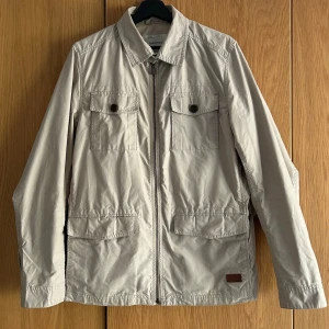 Vårjacka Peak Performance - Säljer en jacka från Peak Performance. I fint skick, inget att anmärka på. Funktionell med bra fickor, stilren.