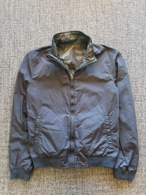 Woolrich windbreaker reversible  - Säljer en eftertraktad Woolrich windbreaker jacka som passar perfekt nu till våren. St S | modellen tillverkas ej längre och söks av många. Obs kan även gå ner i pris vid snabb affär ✌️