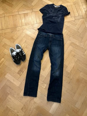 7 for all mankind Selvedge jeans - 10/10 skick inga defekter. Har en liten fade. Storlek 30 passar någon runt 180-185. Modellen är bootcut.