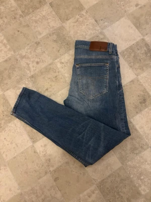 Tiger of Sweden jeans  - Riktigt snygga tiger of Sweden jeans i fint skick. Nypris 1600. Modellen är 182 lång! 