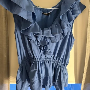 Blå volangblus från H&M - trendiga volangtoppen från hm❤️