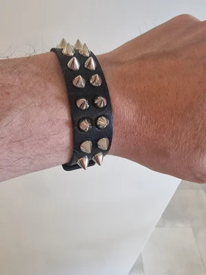 Armband punk nitar - Armband punk nitar. Pu läder. Längd 23 cm. Bredd 3 cm.