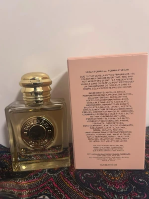 Burberry Goddess Eau de Parfum 50 ml - Burberry Goddess Eau de Parfum i elegant glasflaska med guldfärgat lock och detaljer. Doften kommer i en rosa och guldig kartong och innehåller 50 ml. Parfymen har en lyxig och modern design, perfekt för dig som gillar exklusiva dofter.