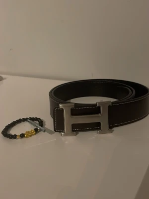 H&M bälte  - Helt ny H&M bälte aldrig använt ingår verktyg som man kan göra egna hål med och armband 