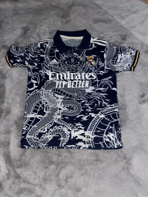 Real Madrids Fotbolls tröja - Sitter perfect för folk som passar i S