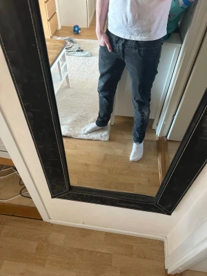 Dondup George Jeans - Säljer ett par riktigt snygga Dondup George jeans i färgen svart | riktigt fina jeans som inte användts jätte många gånger vilket gör att dom är i väldigt fint skick givetvis || Storlek 33 och dem sitter som ett par dondups ska göra👌 || Gör rätt val och köp dessa för endast 649kr! || vid frågor så finns jag under Kontakta! Tack