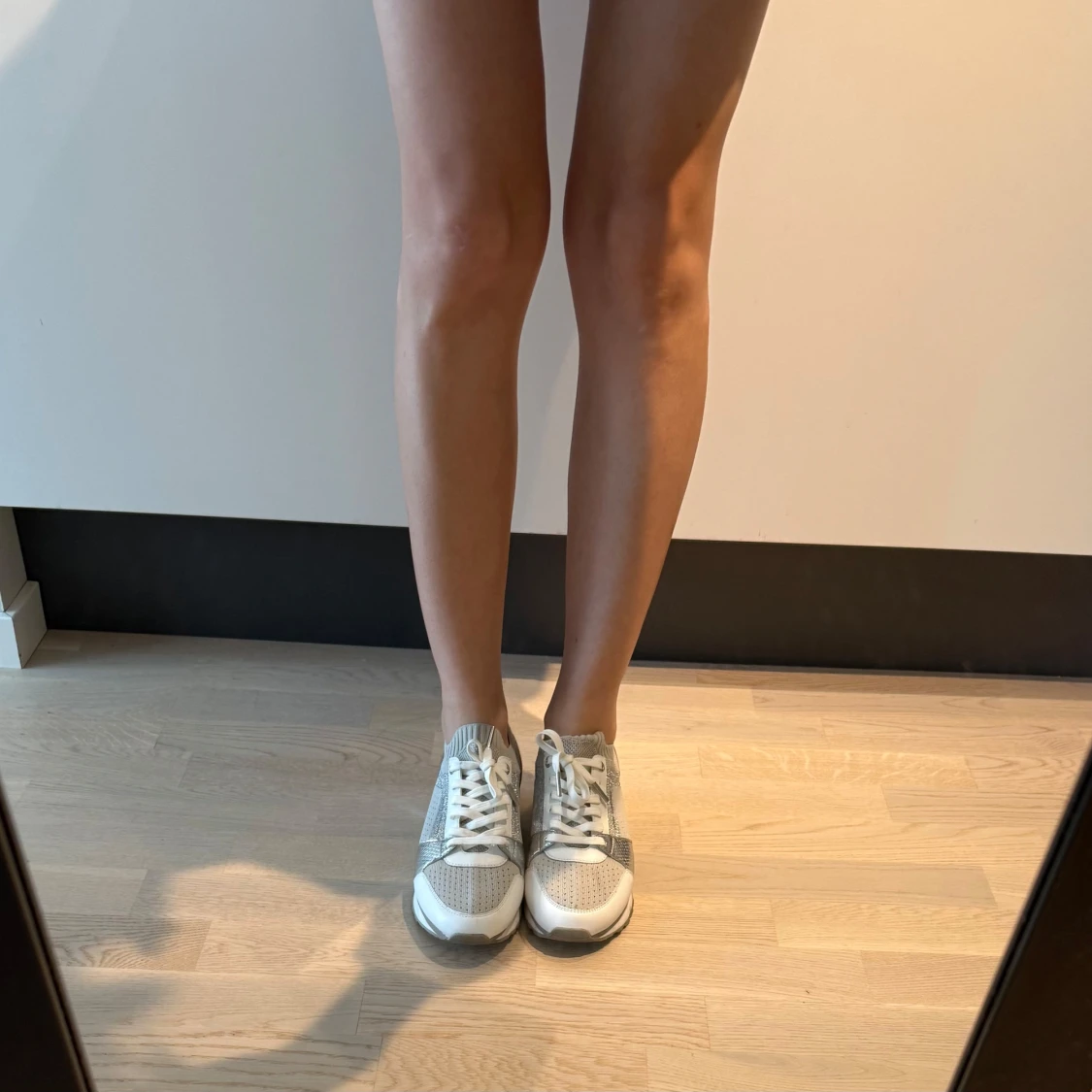 Michael Kors sneakers i silver och beige