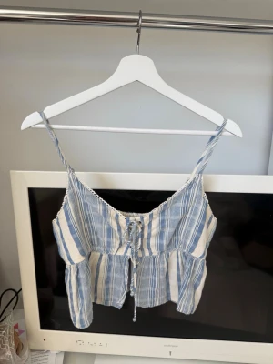 Somrig topp - Söt blåvit randig sommartopp från bikbok storlek S💙