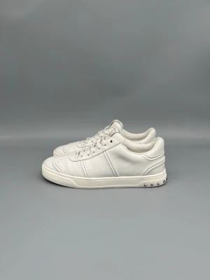 Vita Valentino Flycrew Skor i Läder - • The shoes have been worn 1–3 times and are in like-new condition  • Size: 39 (fits 39.5–40)  • Color: White Leather  • Retail price: ~5000 SEK (no longer in production, very rare)  • No accessories