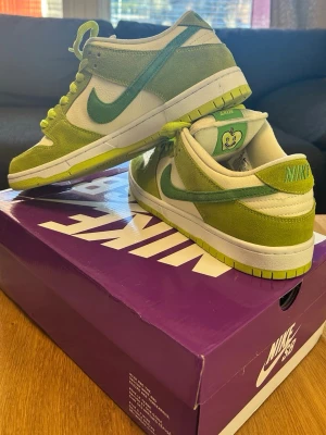 Nike SB Dunk Low Green Apple - Nike SB Dunk Low Green Apple sneakers Kommer med originalkartong och extra skosnören. Perfekt för dig som gillar färgstarka och unika sneakers.