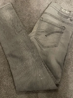 Dondup jeans - Gråa Dondup jeans i size 33 perfekta för sommarn och väldigt stilrena
