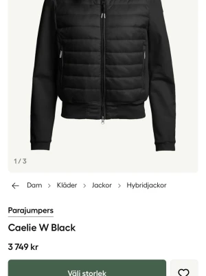 Svart hybridjacka Parajumpers - Snygg svart jacka från Parajumpers, modell Caelie W Black. Jackan har quiltad front, mjuka ärmar och sidor samt dragkedja framtill. Märkespatch på ärmen.köpt dirkekt från hemsidan för ca 3700 knapp använd och nytt skick