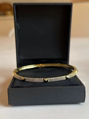 Spike bracelet  - Armbandet  är aldrig använd och 100 % rost- och nickelfri. Den är justerbar och passar därför alla! Hör gärna av dig om du har några frågor ☺️