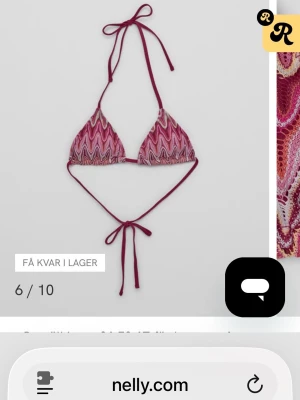 Mönstrad rosa bikiniöverdel från Nelly - Trendig trekantsbikini från Nelly i olika nyanser av rosa, röd och vit med vågigt mönster. Säljer pga att jag hann ta av prislappen innan jag testade och den passade tyvärr inte.  Den har super fin färg och jätte fint mönster💗💗