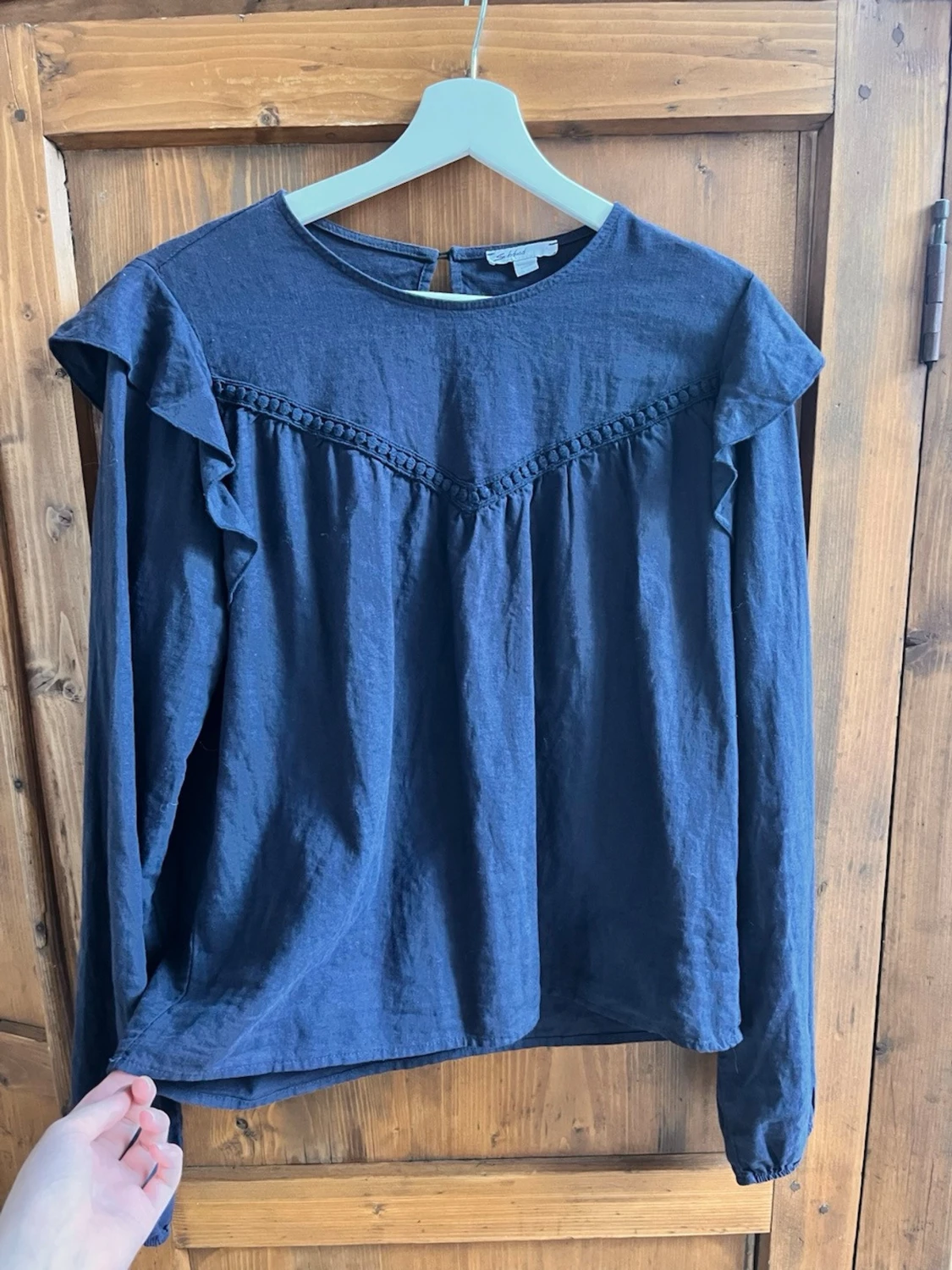 Mörkblå blus med volangdetaljer - 1