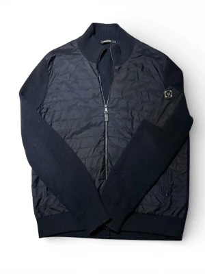 J.Lindeberg cardigan  - Säljer nu denna fina J Lindeberg cardigan som är riktigt stilig, perfekt för alla olika väder och en väldigt eftertraktad! 🙌  Storlek: M 📏  Skick: 8/10 ⭐️  Färg: Marinblå 🔵  Hör av er vid minsta lilla fundering! 🤩 