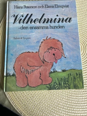 Rabén & Sjögren Vilhelmina – den ensamma hunden bilderbok - ISBN 91 29 54131 1.Barnbok ”Vilhelmina - den ensamma hunden” av Hans Peterson och Elena Elmqvist. Boken är nummer 106 i Klumpe Dumpe Böckerna. ISBN 91 29 54131 1.