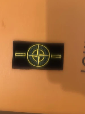 Badge - Helt ny. Har du frågor? Fråga gärna!