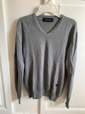 Tröja - Peak Performance - Grå stickad v-ringad tröja från Peak Performance. Storlek S. I fint skick 🌸