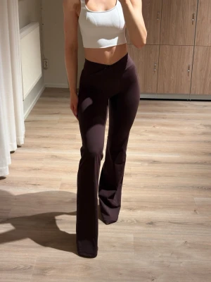 Populära flare tights från Oner Active - Helt nya med prislapp. Modell ”Oner Active UnifiedMove Wrap Flare Bottoms”, färg ”70% Cocoa” i längd Tall.  Jag är 170cm och de är för långa för mig, passar någon längre alternativt om man vill lägga upp dem.