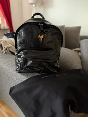 Giuseppe Zanotti ryggsäck - Säljer min Giuseppe Zanotti BUD ryggsäck köpt från Farfetch. Kvitto och allt finns!   Sparsamt använd, inga synliga tecken på användning.   Kommer med dustbag och låda!   Ny pris: 12 016 kr!!! Mitt pris: 2 800 kr  Endast seriösa köpare tack!  Kan tänka mig gå ner i pris vid snabb affär!